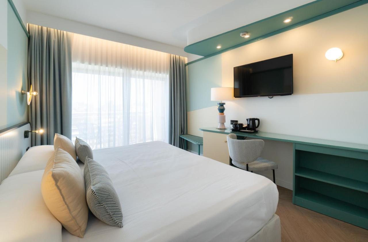 Habitación Club Superior con vistas a la piscina (3 adultos)